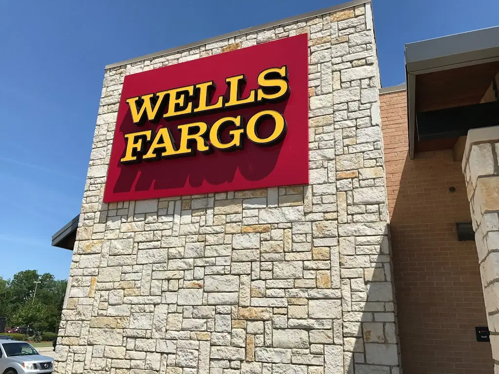 188U2054P71562NY 995 W Bethany Dr Allen TX 75013 USA Wells Fargo Bank