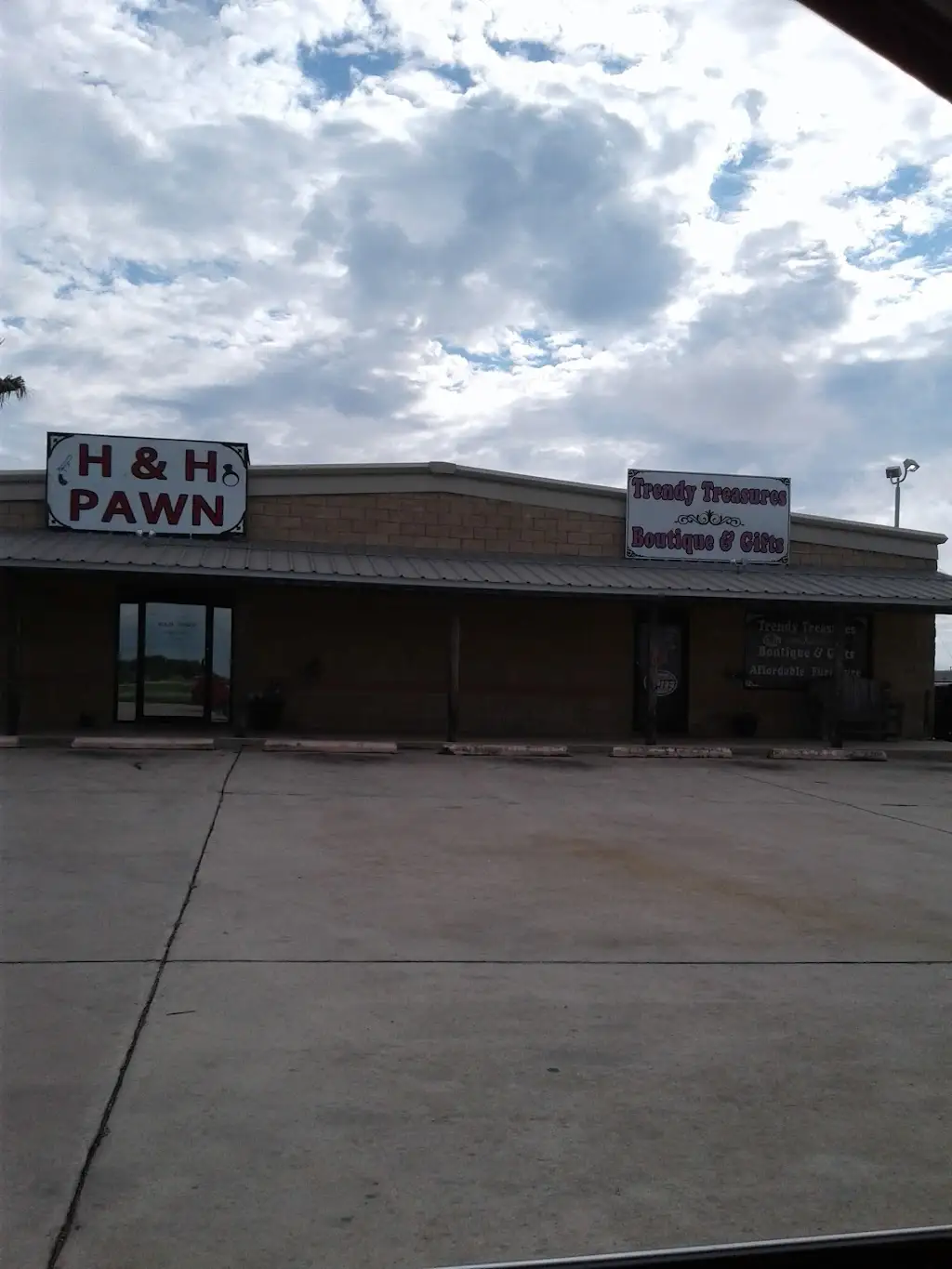 196A2903O65773FY 532 10th St Floresville TX 78114 USA H H Pawn