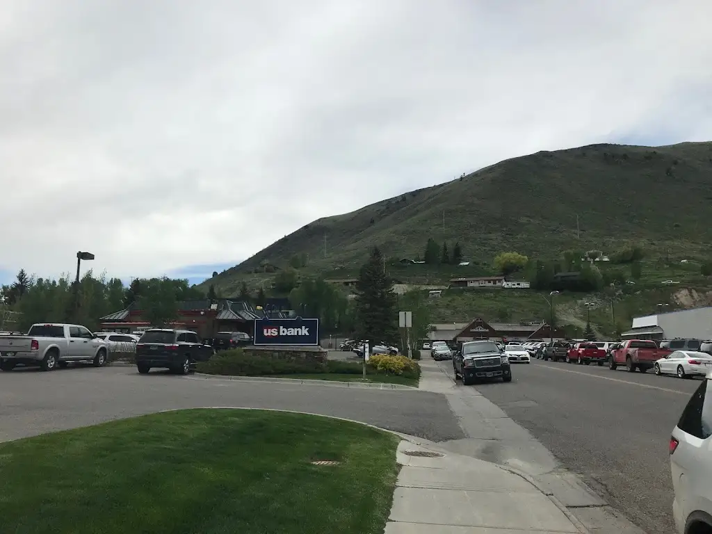 215M9955J98821KU 185 Powderhorn Ln Jackson WY 83001 USA US Bank Branch