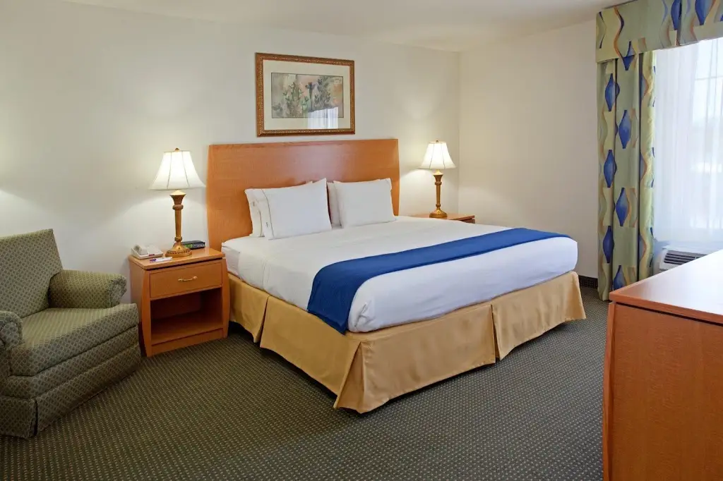 690H1299T38064VR 4321 I10 Columbus TX 78934 USA Holiday Inn Express Suites Columbus an IHG Hotel