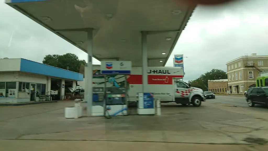 856W1100A93494QK 103 W Travis St La Grange TX 78945 USA Chevron